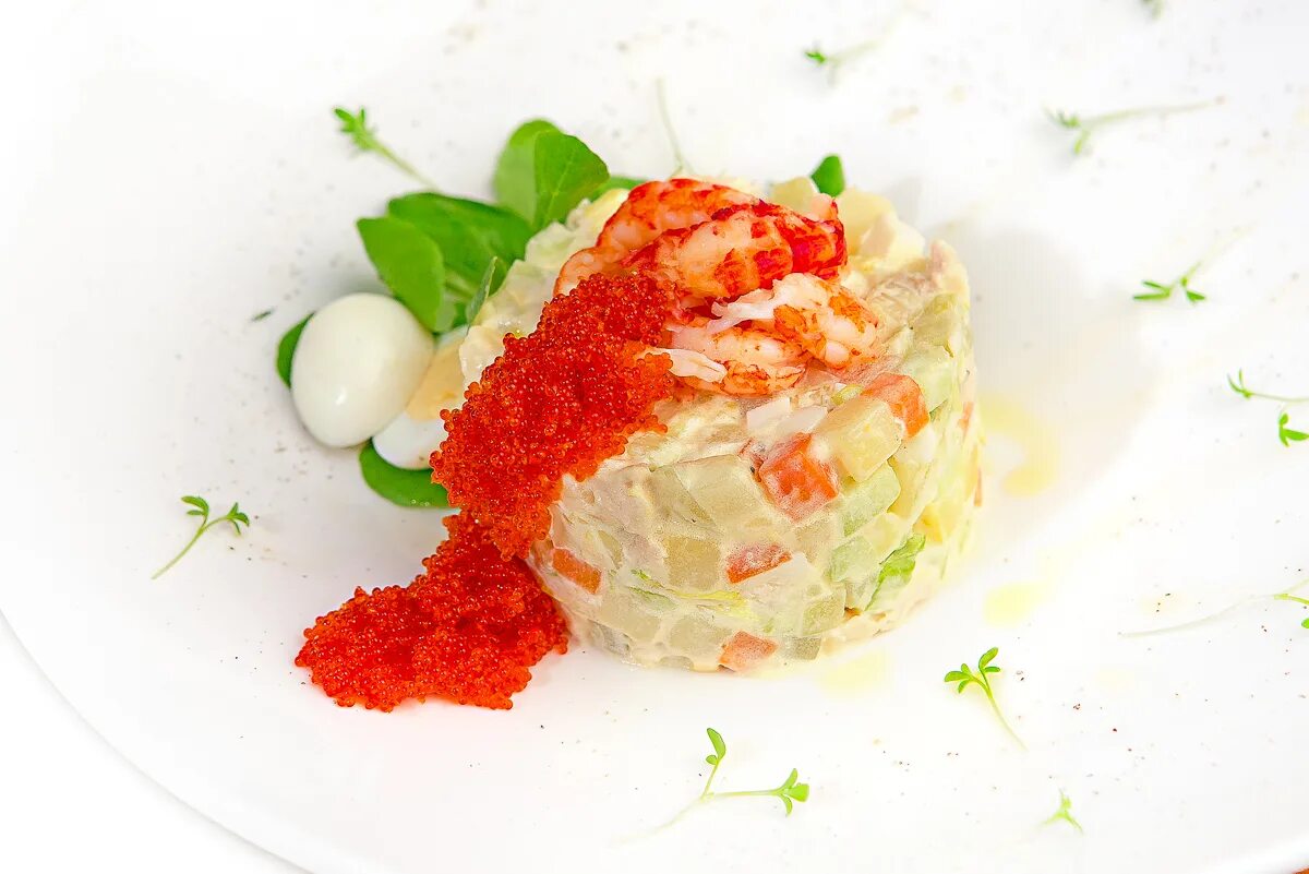 оливье с икрой. оливье с раковыми шейками. оливье с раковыми шейками и красной икрой. оливье с телятиной и раковыми шейками. оливье по царски с раковыми шейками.