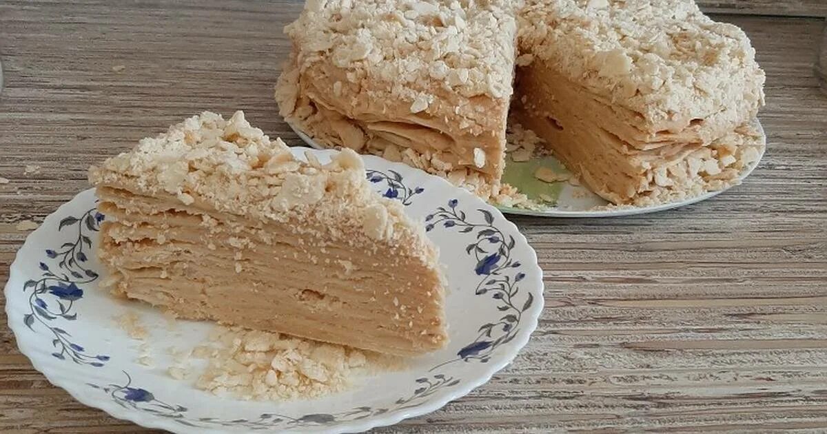 торт наполеон. напалон сгущенкой наполеон. наполеон со сливками. карамельный наполеон. наполеон со сгущенкой.