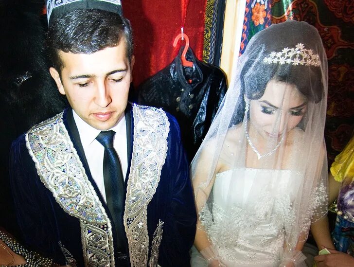 Узбекистан свадьба жених. Жених ударил невесту на свадьбе в Узбекистане. Невеста Узбекистан. Свадьба невесты в Узбекистане. Невеста узбекистан жених