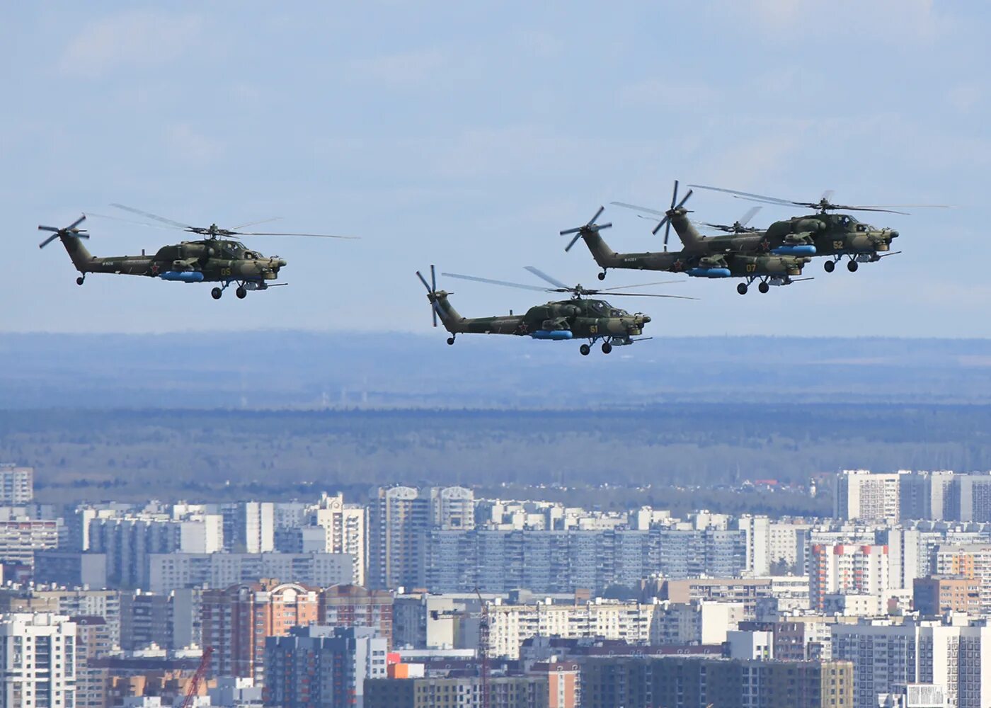 красный вертолет над москвой. красный вертолет. вертолетные прогулки москва. в москве летают вертолеты сейчас. полет на вертолете над москвой.