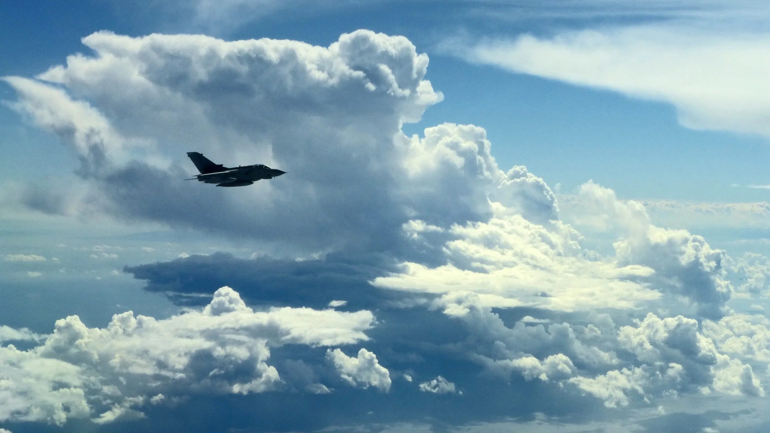 Небо. Самолет в небе. Самолет в облаках. Облака.