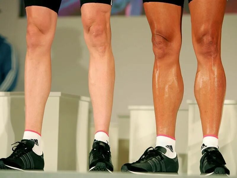 Сильные икры ног. Красивые икроножные мышцы. Развитые икроножные мышцы. Мощные икры. Спортивные мужские икры.