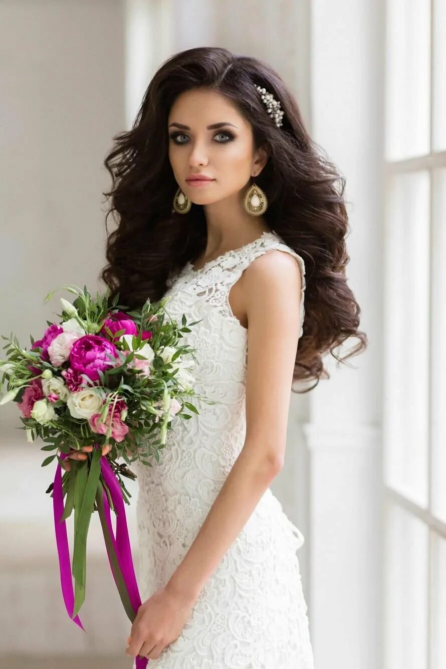 невеста с темными волосами. локоны с цветами. свадебные прически брюнетки. свадебный образ с черными волосами локоны. свадебный образ невесты.