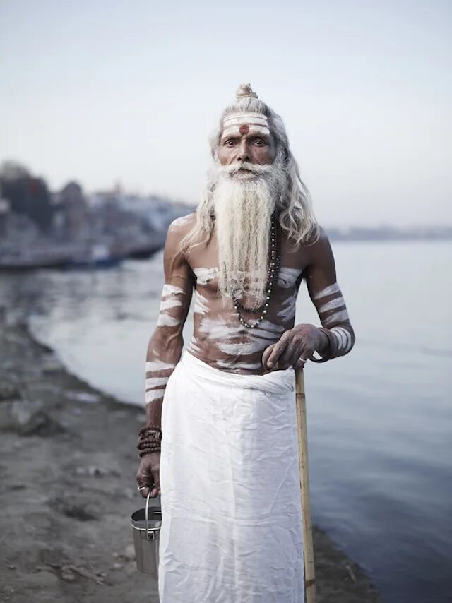Человек брахман. Садху Варанаси река. Индийские аскеты Садху.