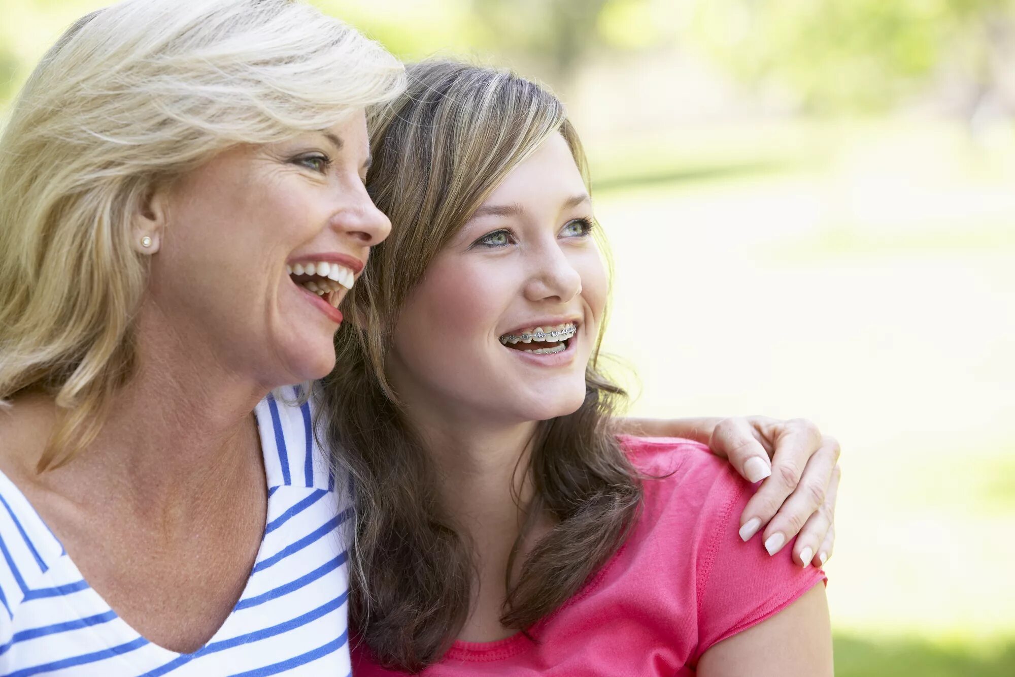 Stepmom and daughter. Мама и дочка. Мама и подросток. Счастливые мама и дочка подросток.