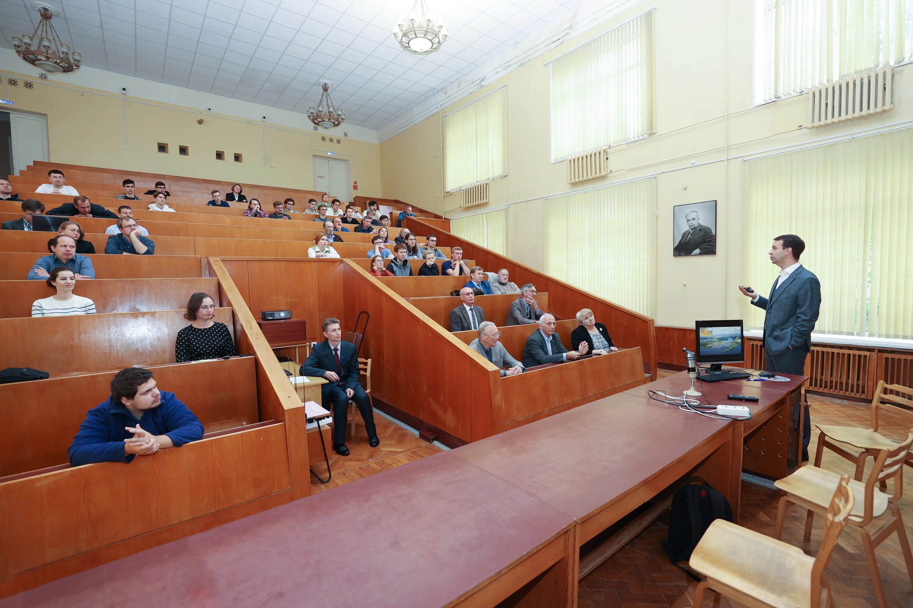 Кафедра ядерной физики мгу. Филиал мгу в дубне. физфак мгу учебный план. новый корпус мгу. кафедра в университете.