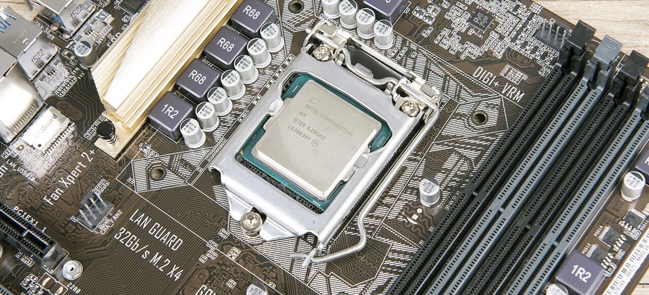 Установка процессора intel core. Процессор в материнке. процессор вставляется в материнскую плату. intel h61 процессоры. крепление для процессора на материнскую плату.
