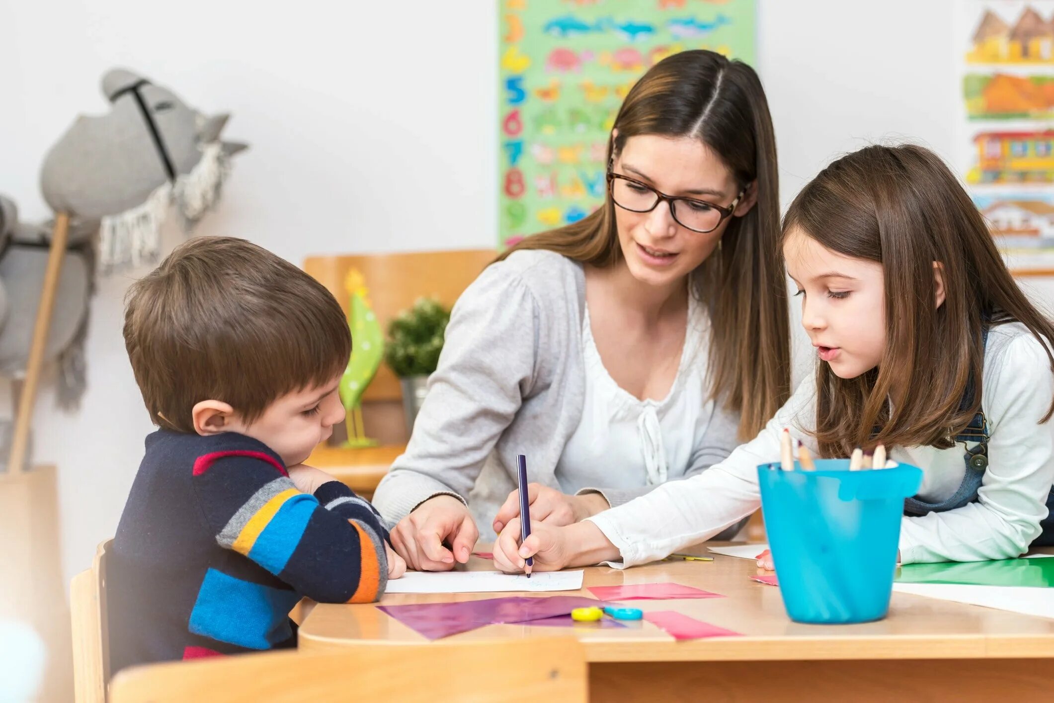 A teacher. Педагог и дети. Учитель и дети. Дети занимаются с педагогом. Счастливые дети и учитель.