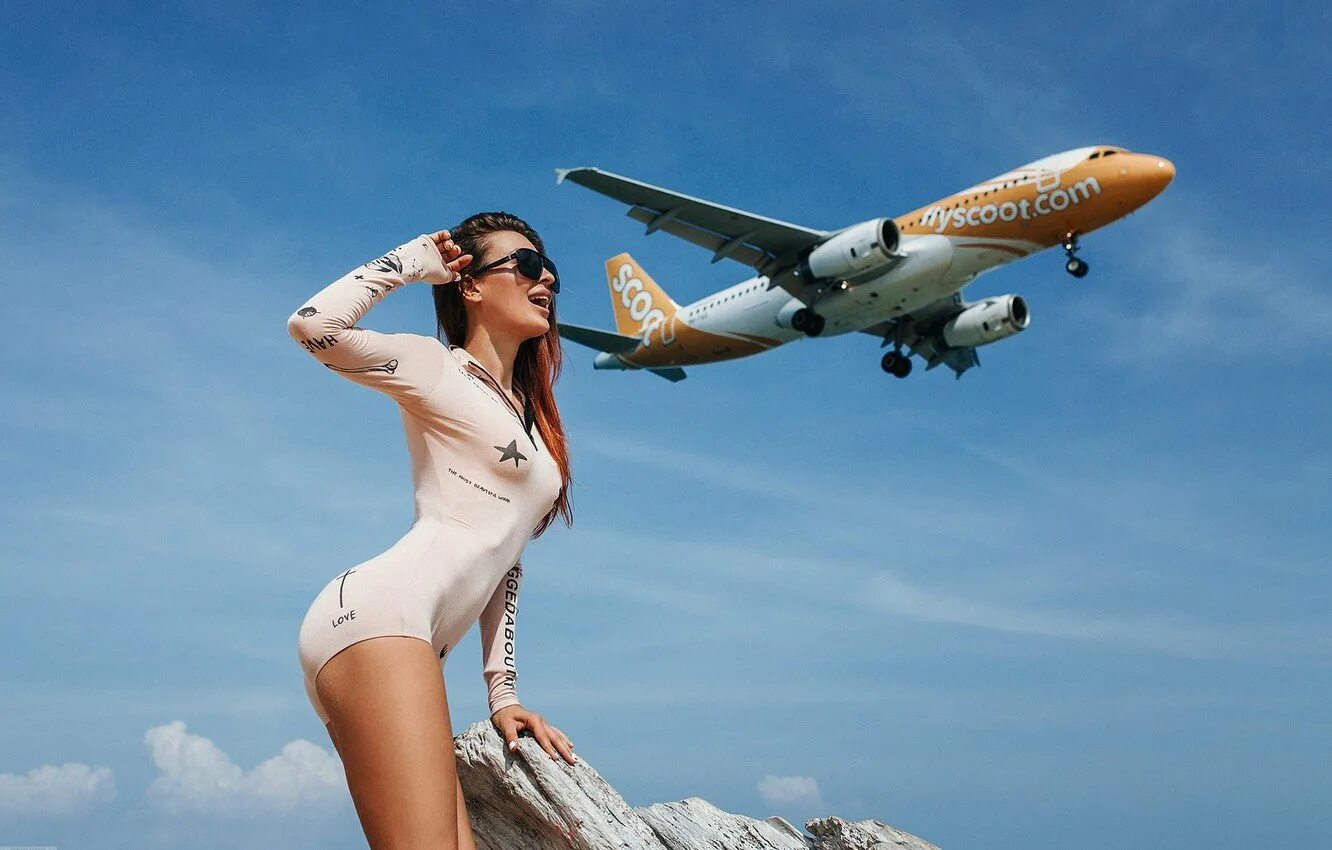 Девушка в самолете. Фотосессия на фоне самолета. Евгений фрейер модель. Красивые девушки в самолете. Девушка в самолете.