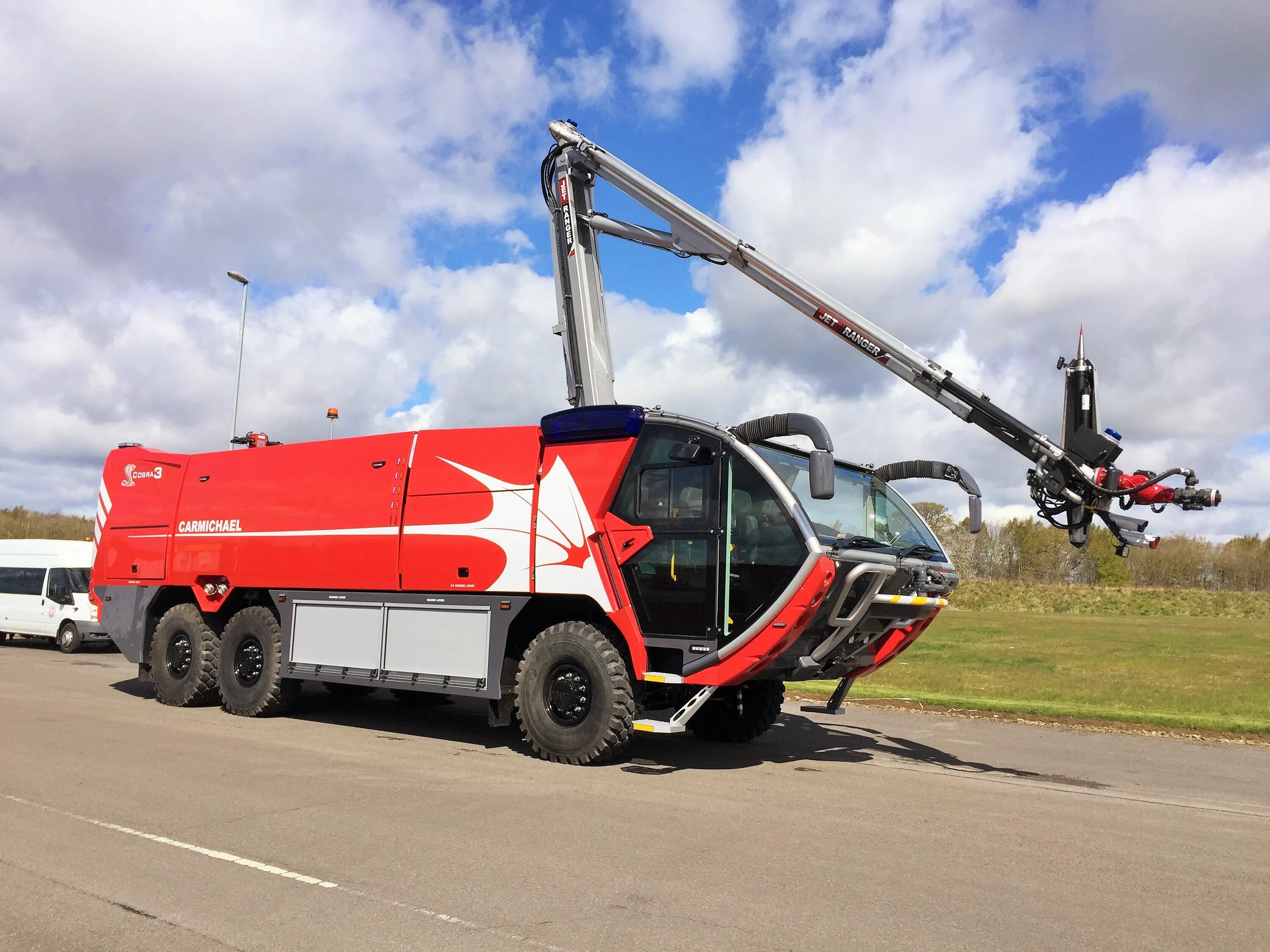 Розенбауэр пантера. Пожарная машина Rosenbauer Panther 8x8. Rosenbauer водомет. Кабина Rosenbauer Panther.