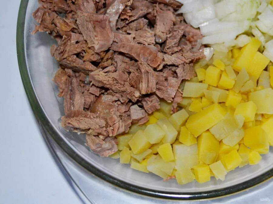 Мясной салат с горошком. Салат с отварной говядиной и картофелем. Салат со свининой. Мясные блюда и салаты. Мясной салат с картофелем.