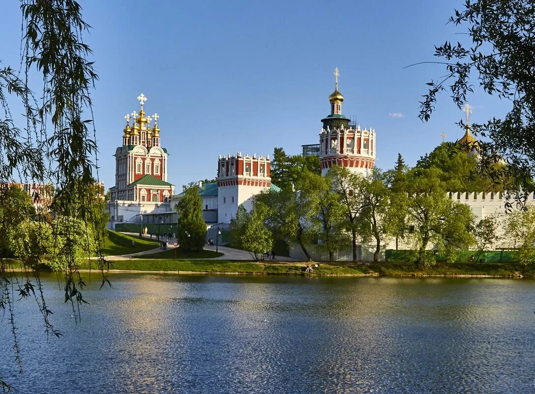 Новодевичий парк. Парк у новодевичьего монастыря в москве. Парк «новодевичьи пруды» и новодевичий монастырь. Парк у новодевичьего монастыря в москве. Парк «новодевичьи пруды» и новодевичий монастырь.