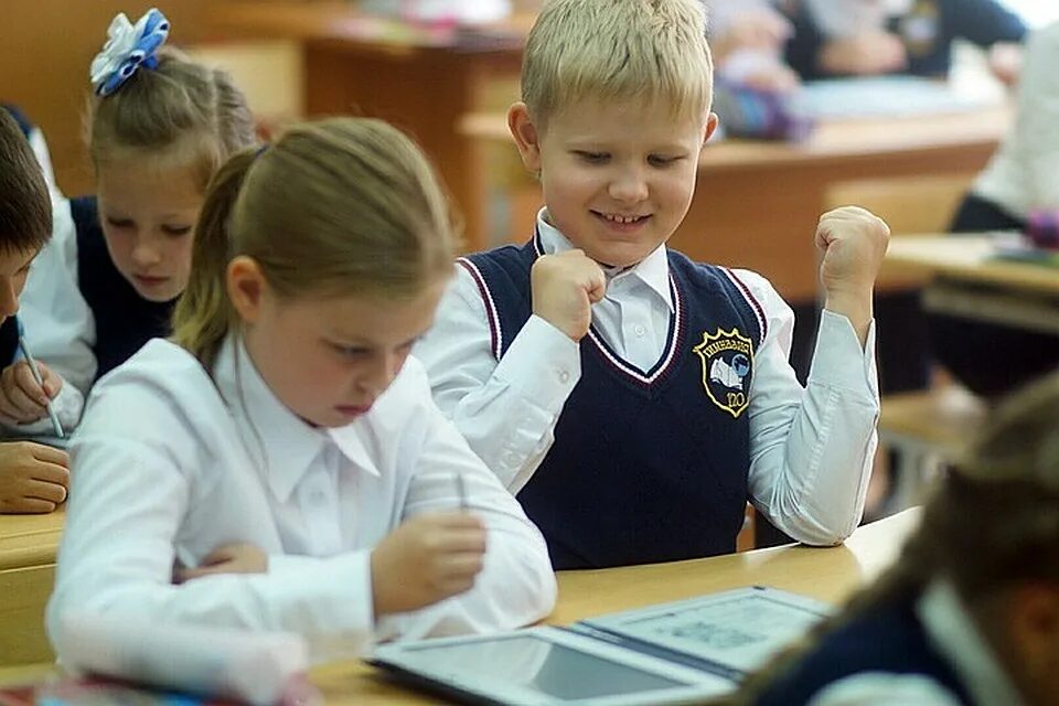 Сейчас в школе ученики. Школьники в школе. Школьники младших классов. Класс с детьми в школе. Ученик за партой.