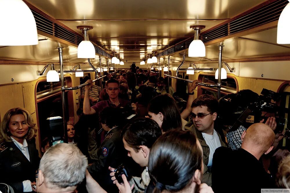 Часы пик в Московском метро. Толпа в вагоне метро. Переполненный вагон метро. Вагон метро в час пик. Км в час в метро