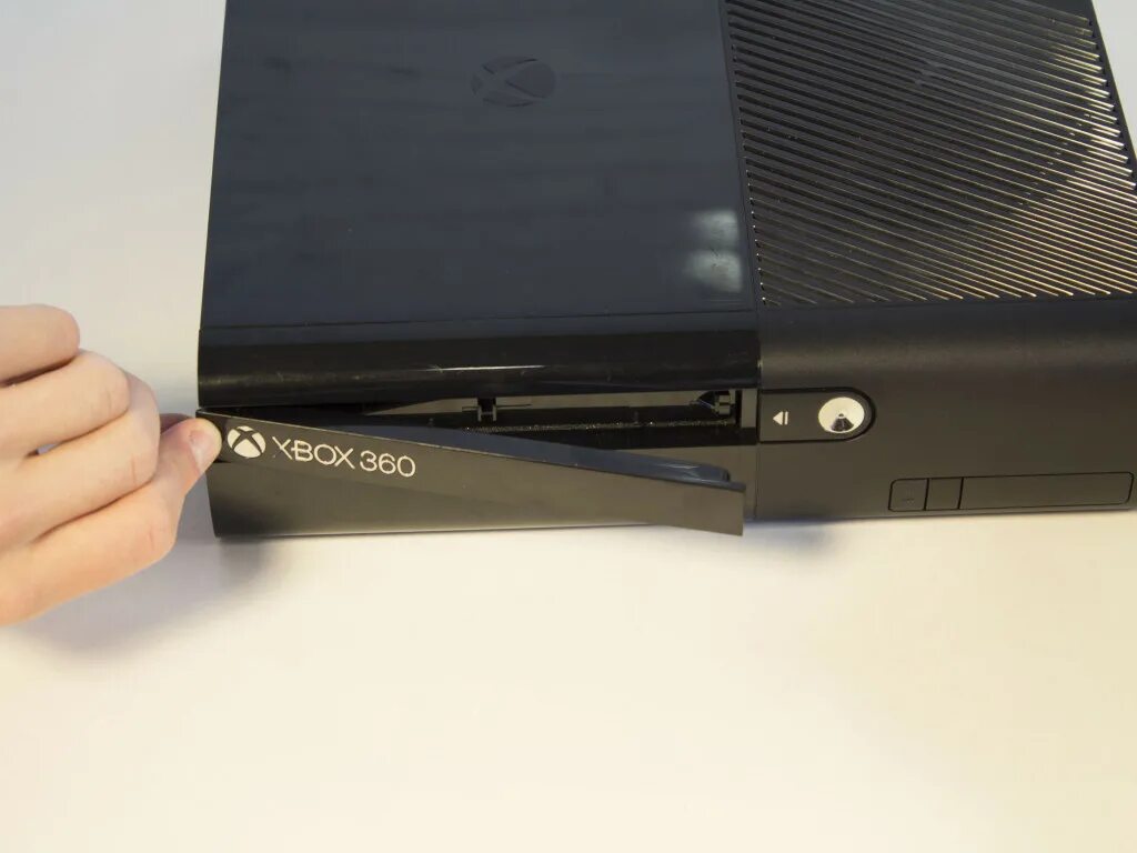 Как разобрать икс бокс 360. Xbox 360 e. крышка лотка привода xbox 360e. xbox 360 e задняя панель. планка привода xbox 360 e.
