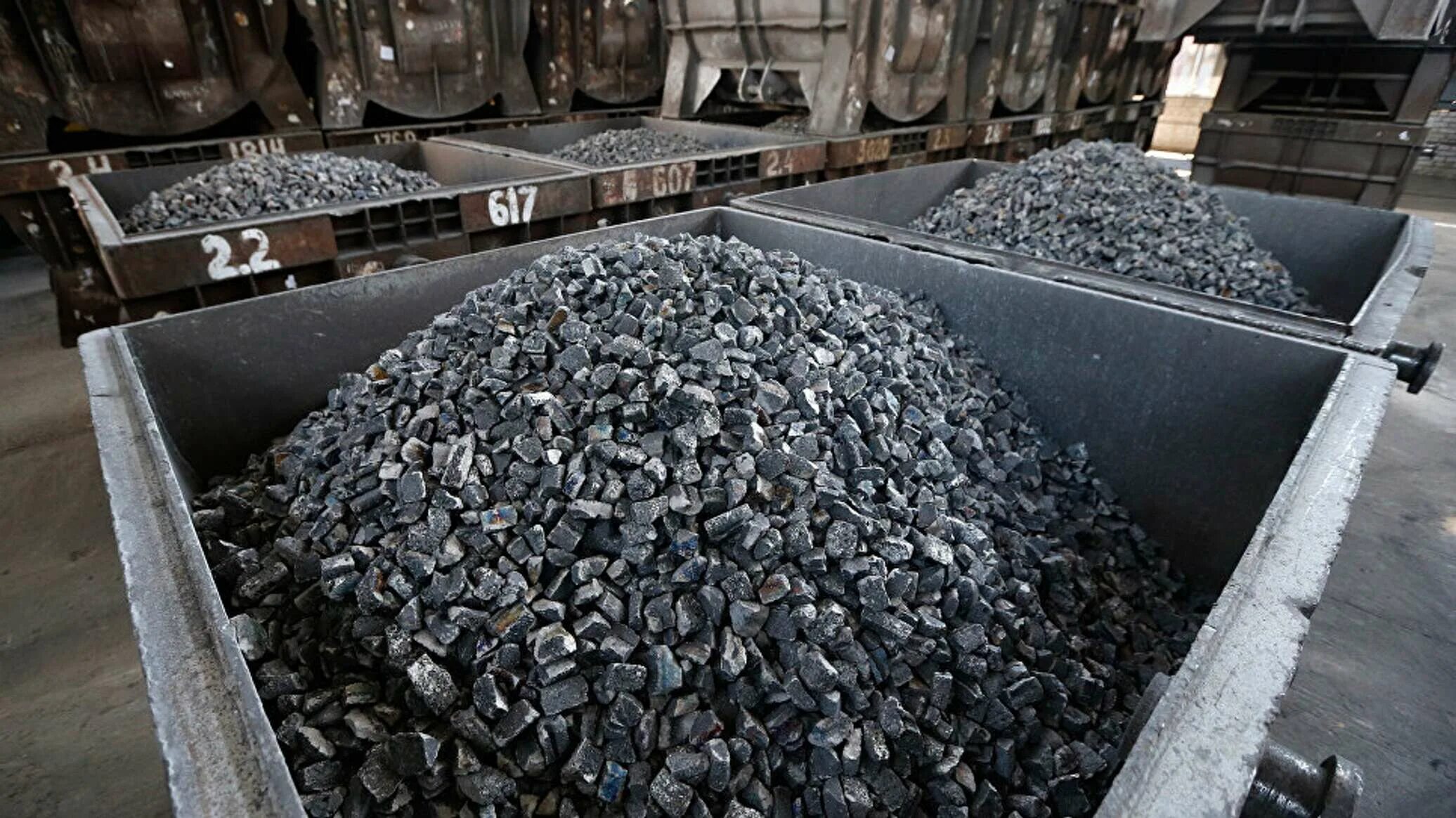 Coal на русском. Хранилище угля. Угольный концентрат. Уголь завод. Добыча угля.