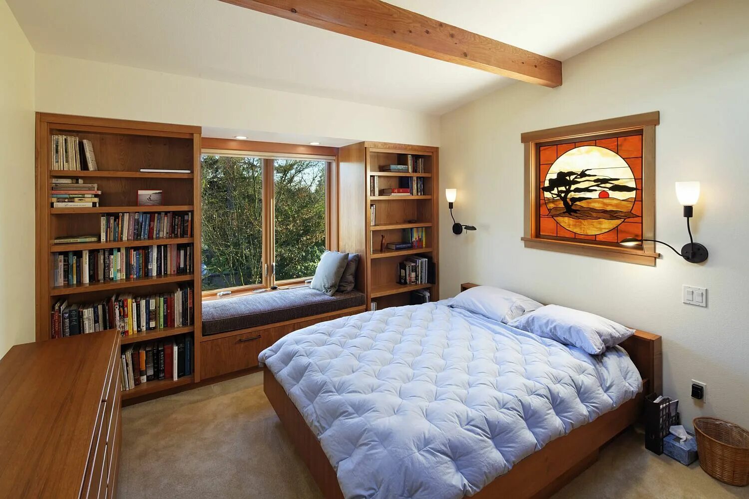 Hot bedroom. Спальная комната. Книжный шкаф в спальне. Спальня с книжными полками. Окно в спальне.