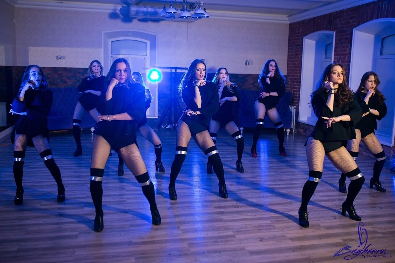 Хай хиллс танцы. Студия танца го го багира в омске. Брюнетка гоу гоу. Девушки из зажигалки. Танцы go go тверь.
