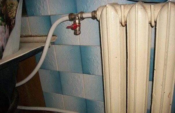 Батарею к горячей воде. Кран для выпуска воздуха стд 7073в. кран маевского снизу батареи. кран маевского на чугунную батарею. кран для слива на батарее снизу.