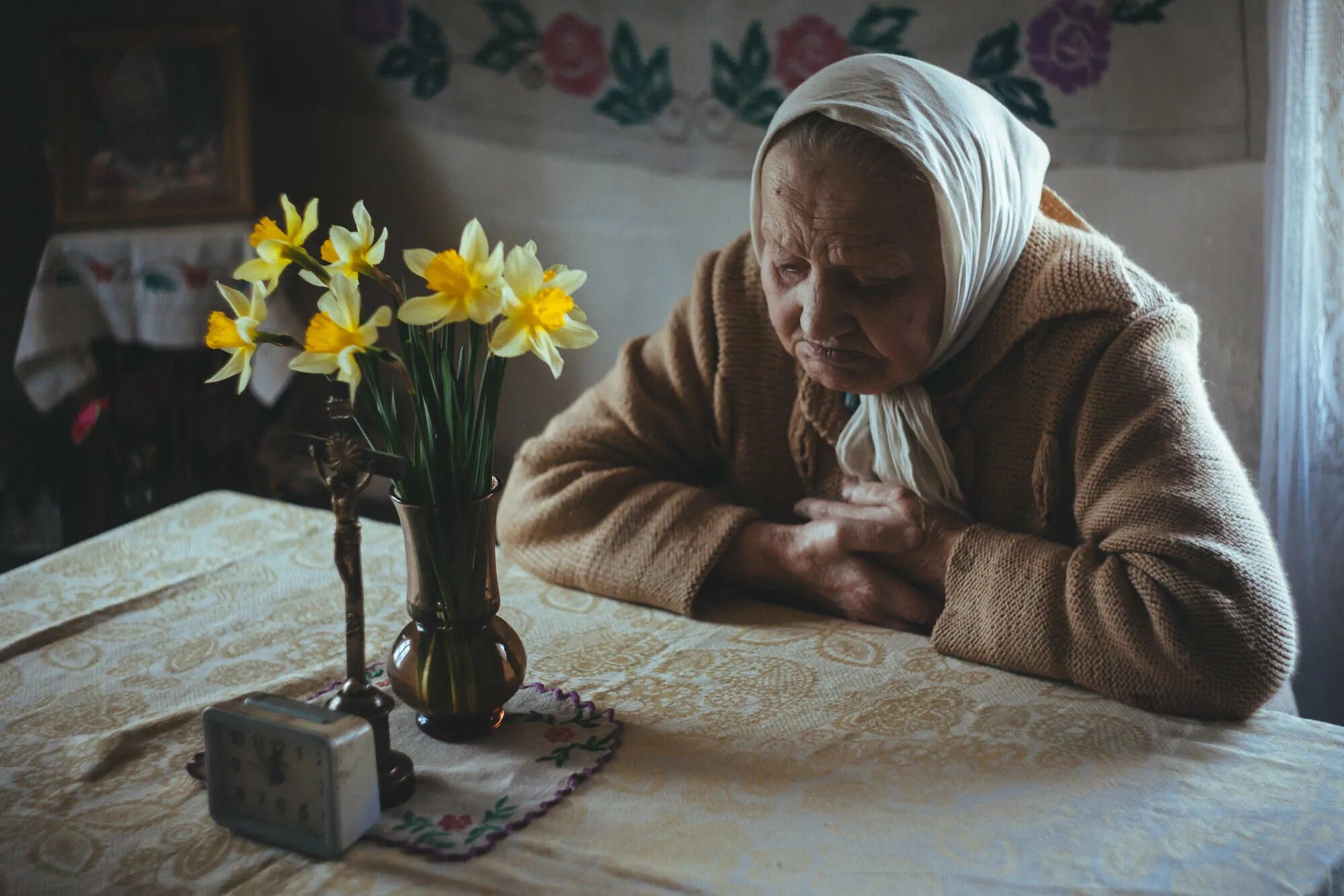 Старушка молится. Старушка в храме. Бабушка в деревне. Старушка мать. Про старых мать