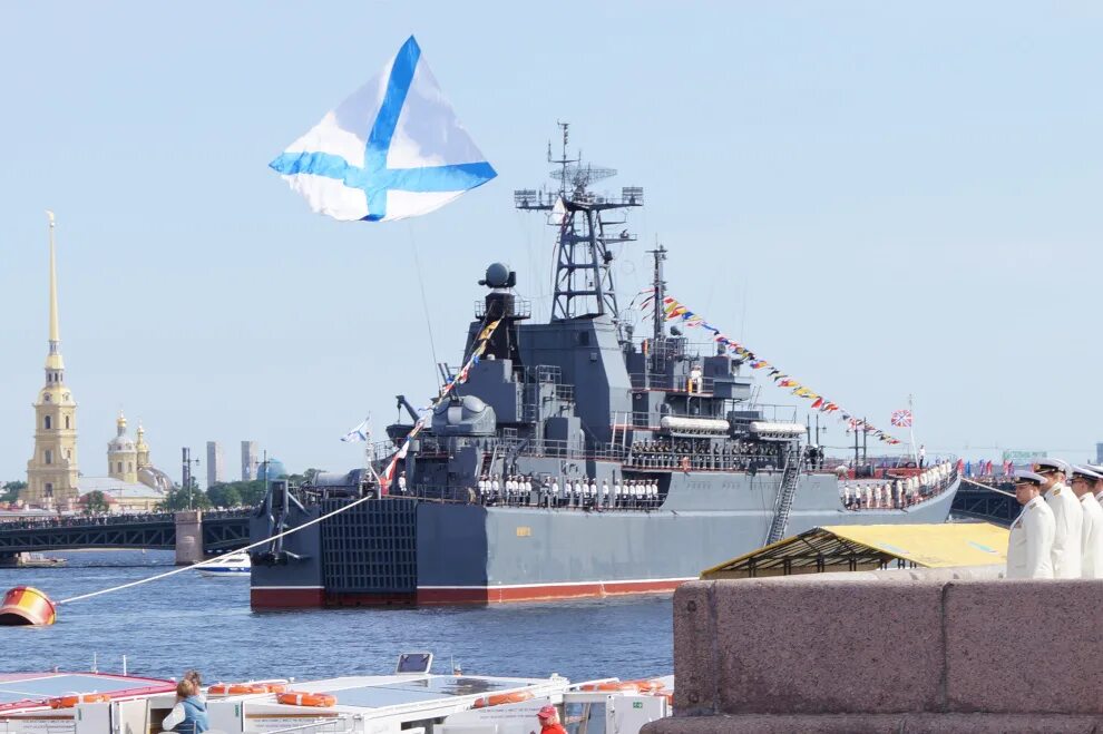 Военный корабль с Андреевским флагом. Андреевский флаг на корабле. Флаг на военном корабле России. Корабль с российским флагом.