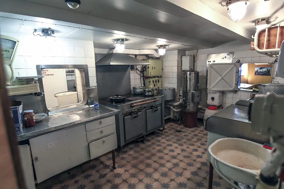 Кухня на корабле камбуз. Камбуз на корабле. Камбуз корабля 18 века. Phoenix 560 камбуз. Камбуз на корабле.