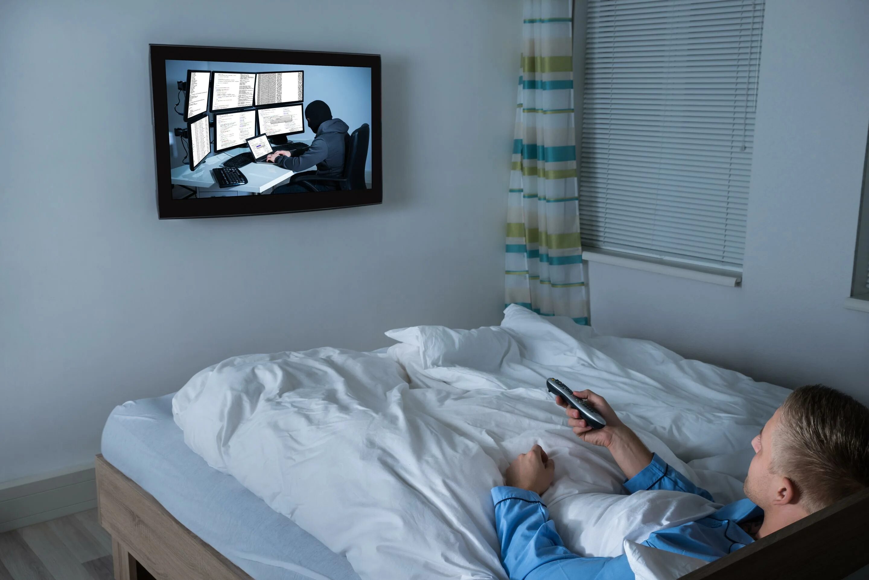 В спальне перед телевизором. Высота телевизора в спальне. Телевизор перед кроватью. Телевизор в постели. Высота Тедека в спальнн.