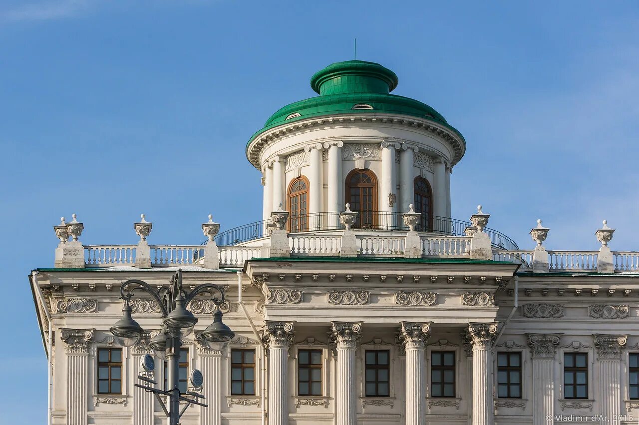 Здание построено в стиле классицизм