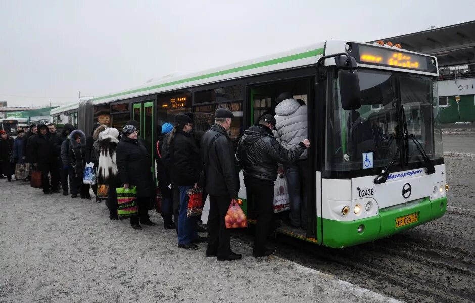 Зюзино автобусы. Очередь намавтобкм в Москве. Очередь на автобус. Автобус Москва. Очередь на маршрутку.