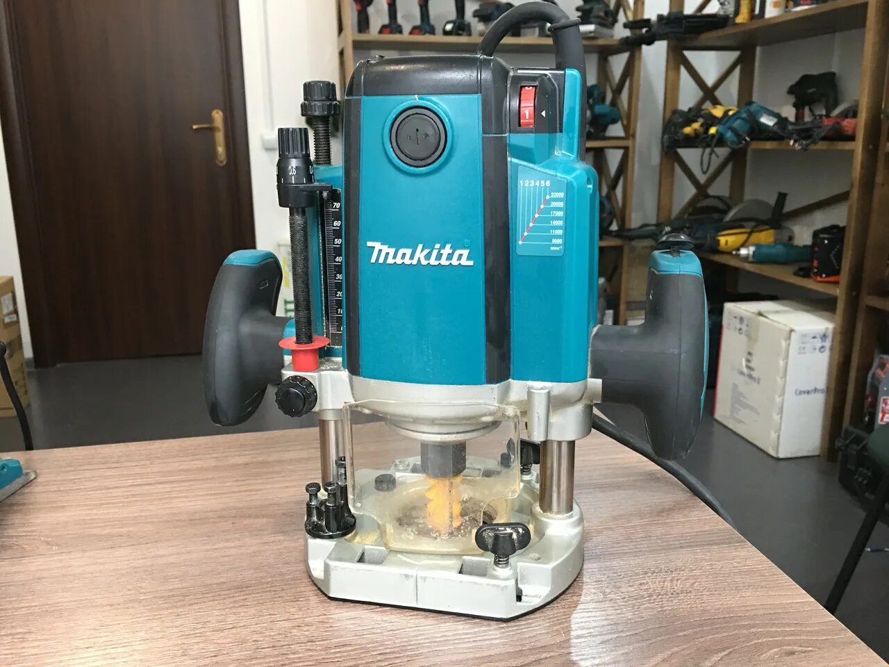 Makita rp2300fc, 2300 Вт. Фрезер Макита rp2300fc подошва. Фрезер Makita 2300 комплектация. Фрезер Makita rp2300fc Германия. Макита 2300 купить