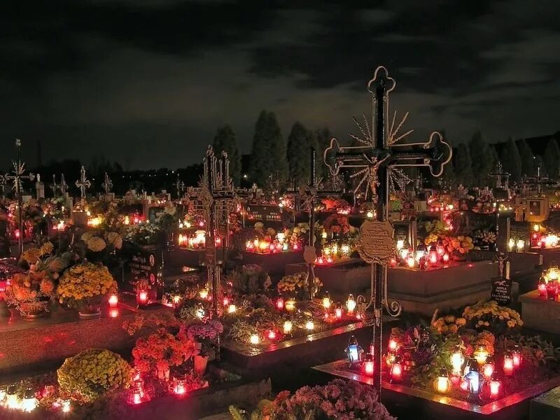 Традиции дня всех святых. День всех святых (all saints day). allerheiligen (день всех святых). allerheiligen в германии. новогоднее кладбище.