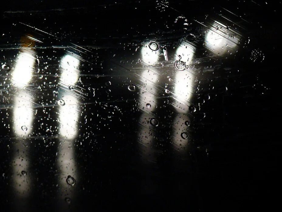 Капли на стекле. Дождь ночью. Машина дождь. Капли дождя на стекле машины.
