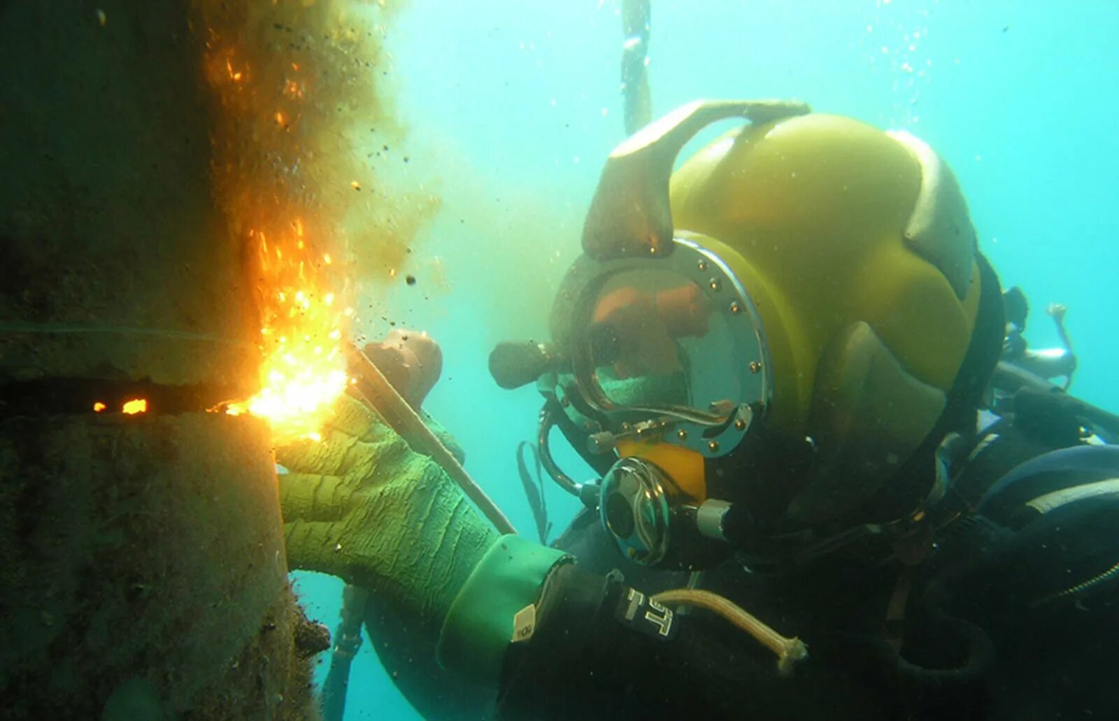 Подводные трубы. Морской подводный трубопровод. Трансатлантический оптический кабель. Водолазные и подводно-технические работы. Трубопровод под водой.