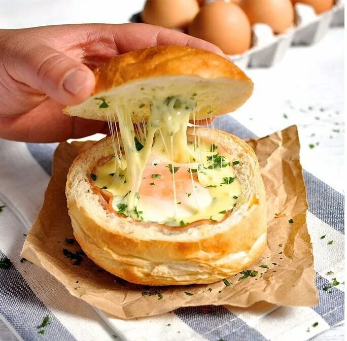 Можно вкусное. Булка для бутербродов. Завтрак в булочке для гамбургера. Закуски в булочках. Булочка с ветчиной и сыром.