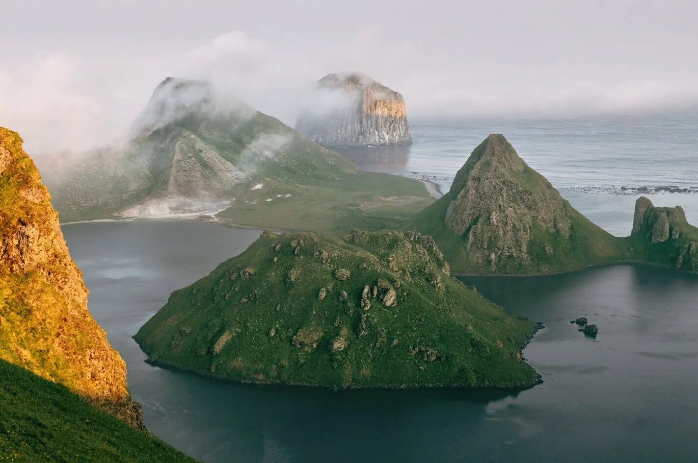 Бухта кратерная курильские острова. Остров итуруп курильские острова. Вулкан креницына сахалинская. Гп курильских островов. Вулкан атсонупури итуруп.