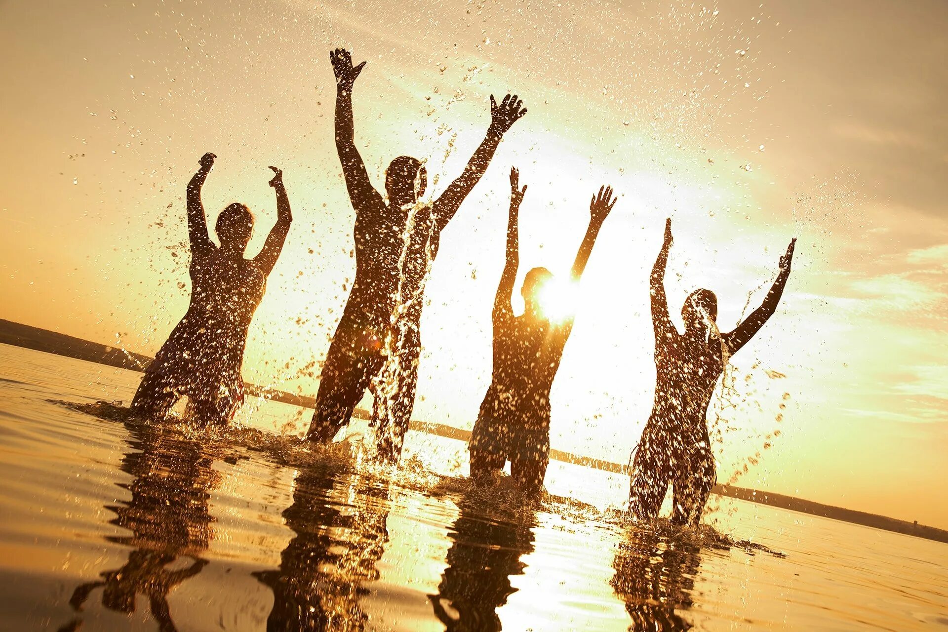 море счастье любовь. лето веселье. друг в океане. лето с друзьями. красивые друзья летние -пара.