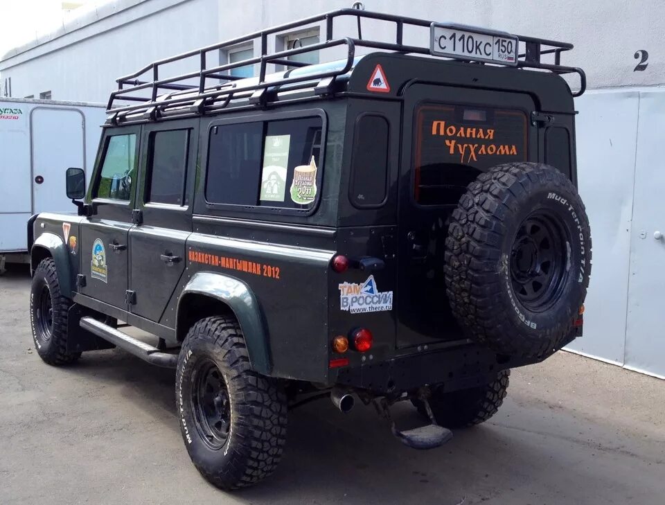 Колеса defender. Land Rover Defender 110 багажник. Калитка ленд Ровер Дефендер. Ленд Ровер Дефендер экспедиционный. Ленд Ровер Дефендер с багажником соева2022.