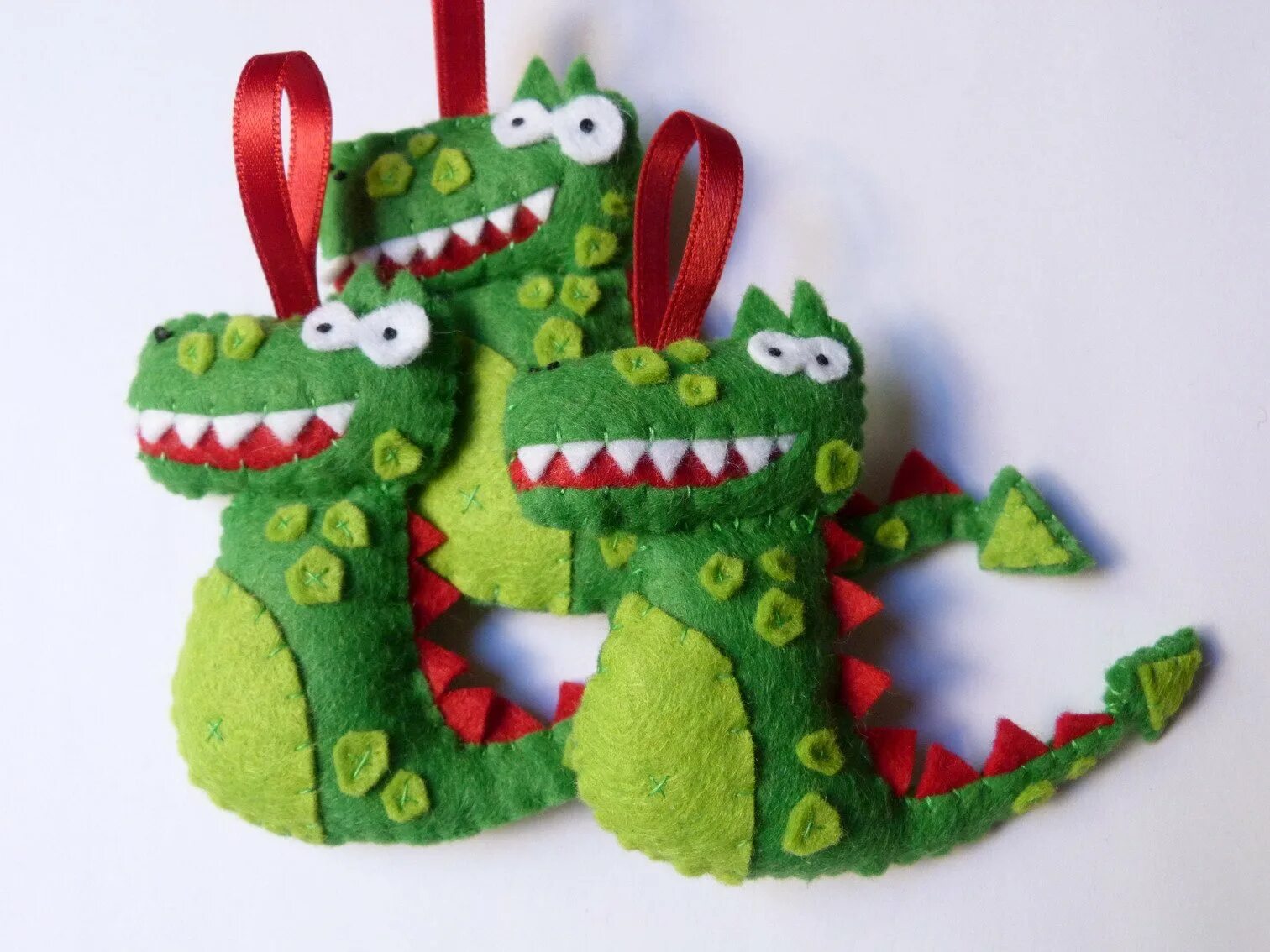 Выкройки дракончиков. Выкройка дракона. Как сшить дракона из фетра своими руками. Дракон из фетра. Драконы ольги широбана.