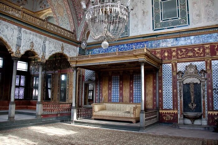 Где жили султаны. Замок Султана Сулеймана в Стамбуле. Стамбул дворец Султана Сулеймана фото. Султана Сулеймана Османск дворец.