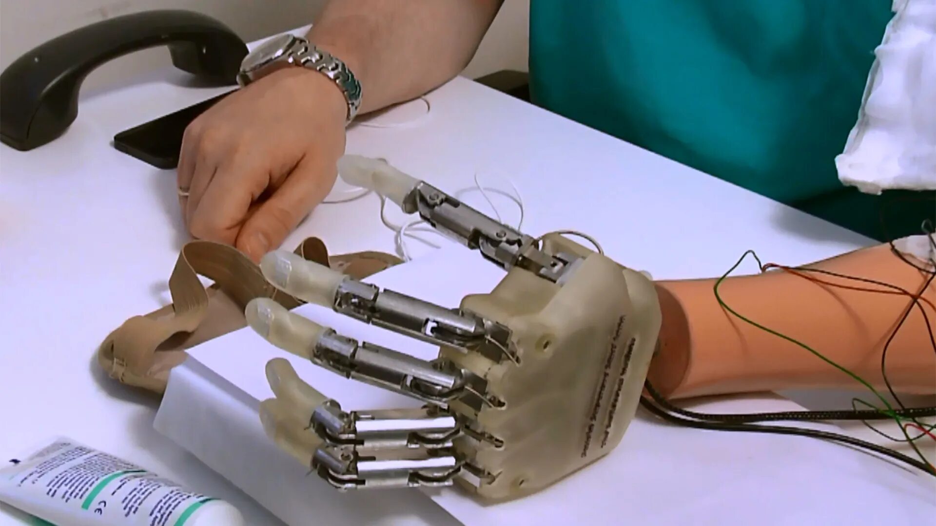 Touch Bionics протез кисти. Бионический протез руки bebionic. Бионическая рука ILIMB.