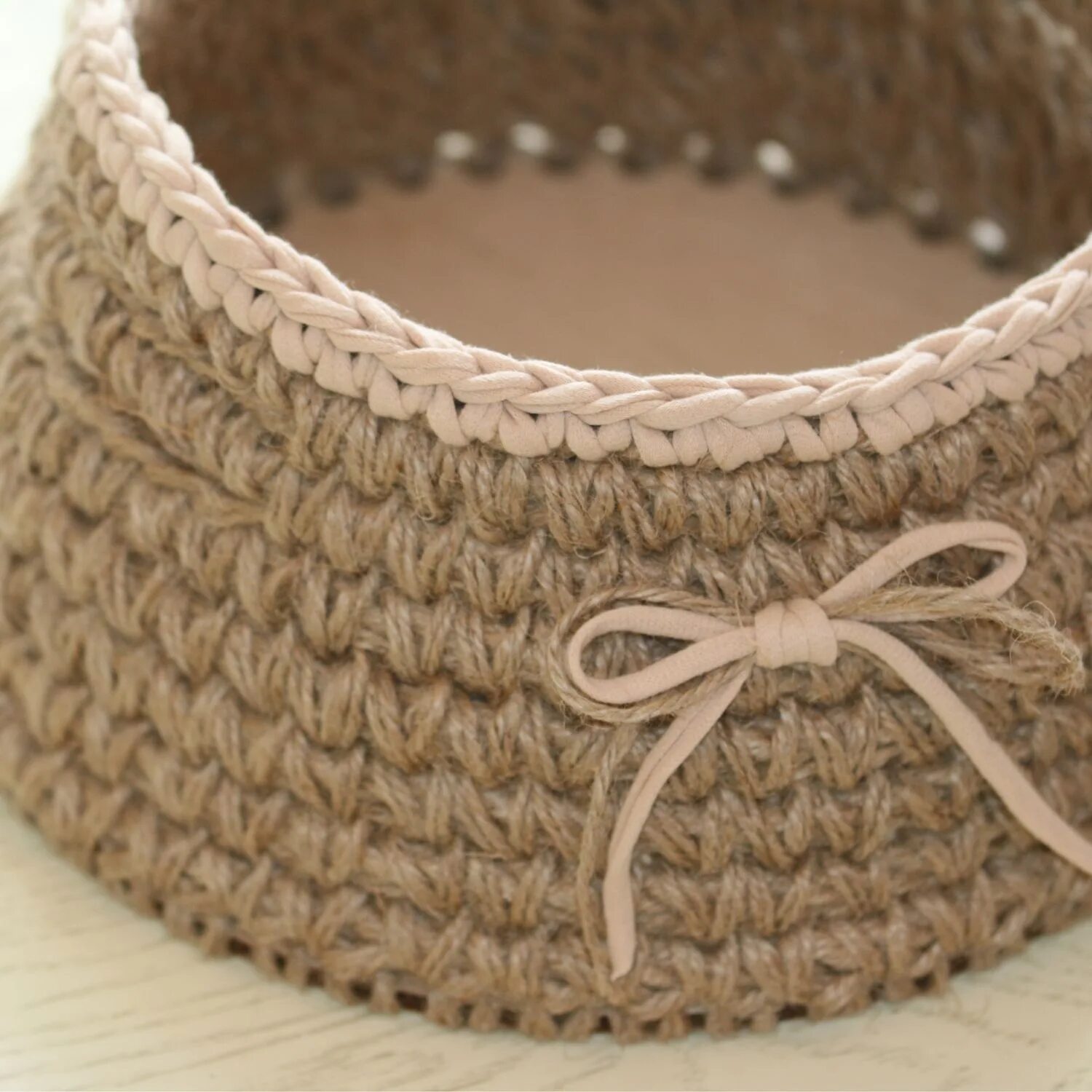 Корзина из джута с деревянным дном. Вязаные корзины из джута крючком. Корзина из джута. Шкатулки из джута -ярмарка мастеров. Прямоугольная корзина из джута с деревянным дном.