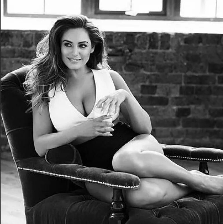 Фотосессия в кресле. Девушка сидит на мужчине. Келли брук (kelly brook). Девушка в кресле. Женщина сверху.