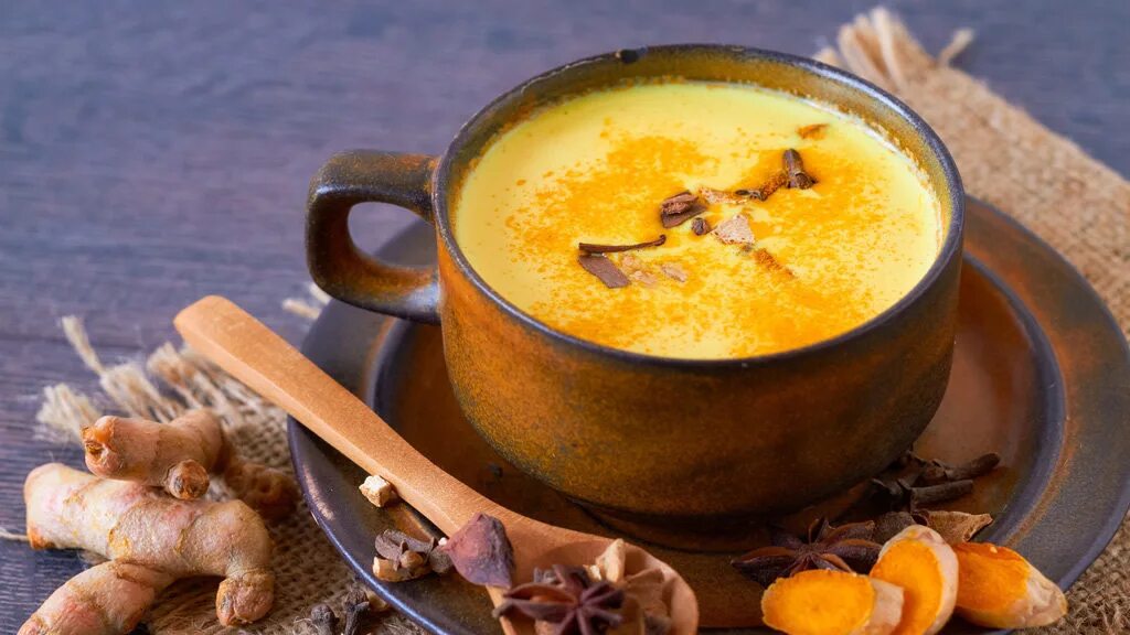 Куркума утром отзывы. Куркума латте масала. Молоко с куркумой. Чай с куркумой. Кофе с куркумином.