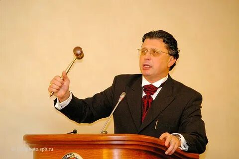 Кто ведет торги 9 букв