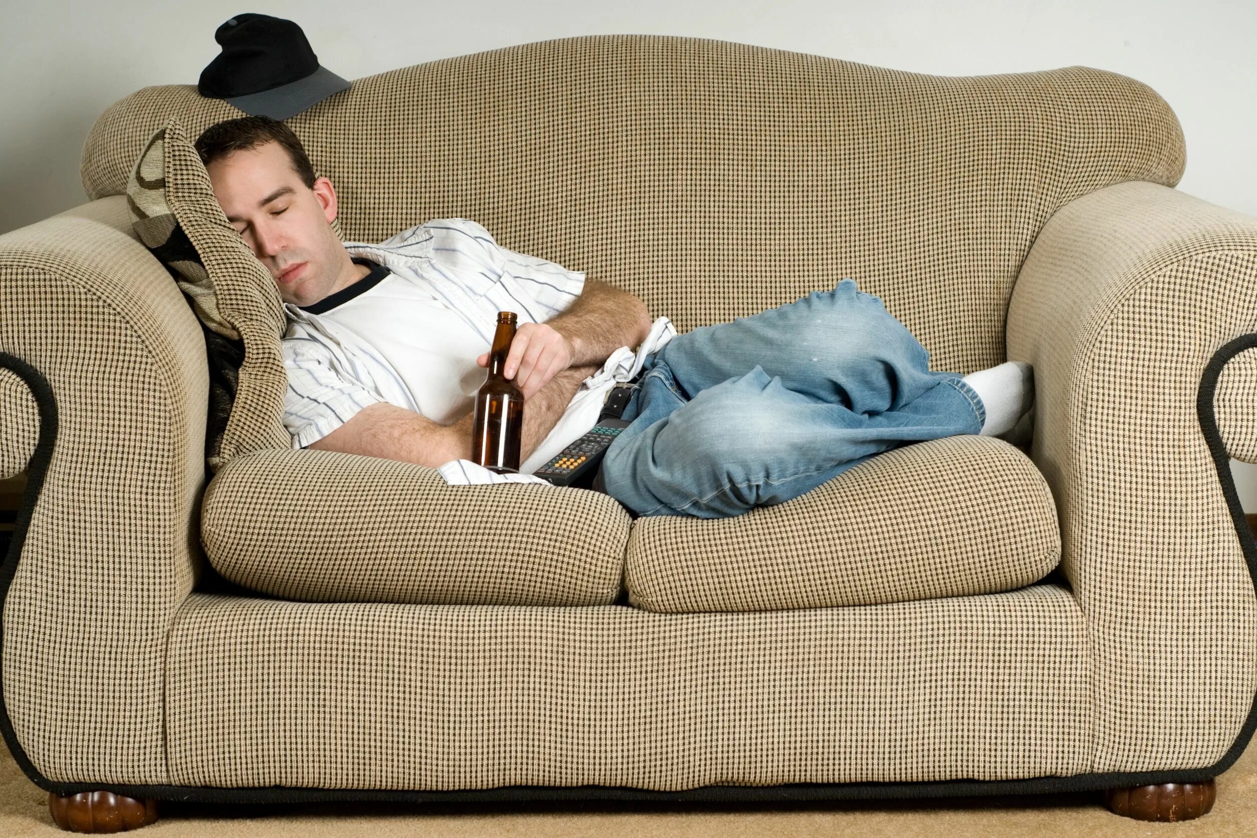 Муж уехал в отпуск. Человек на диване. Человек отдыхает на диване. Человек лежит на диване. Мужик на диване.