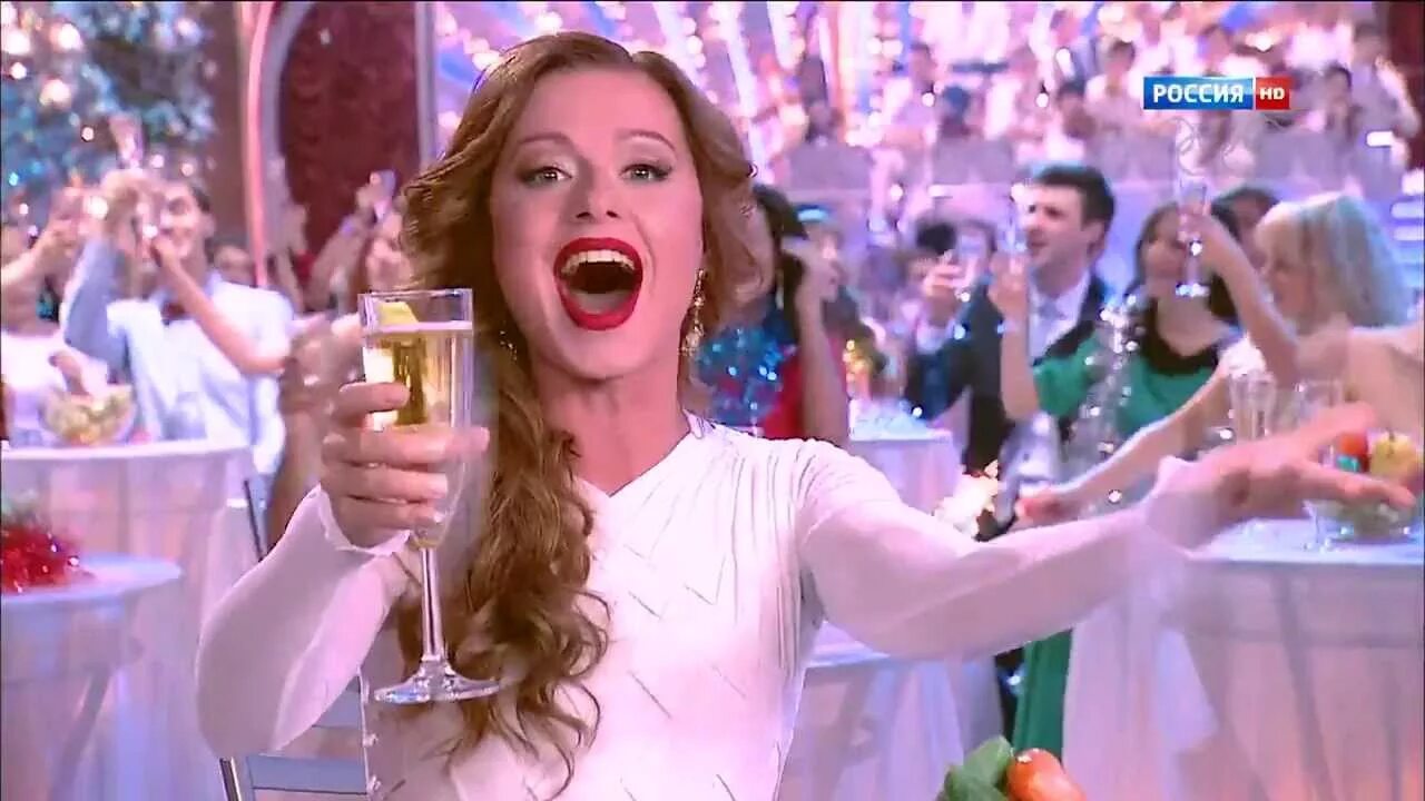 Включи огонек на 1. Огонь на белом фоне. Мари краймбрери голубой огонек. Голубой огонёк на канале россия. Лариса долина голубой огонек.