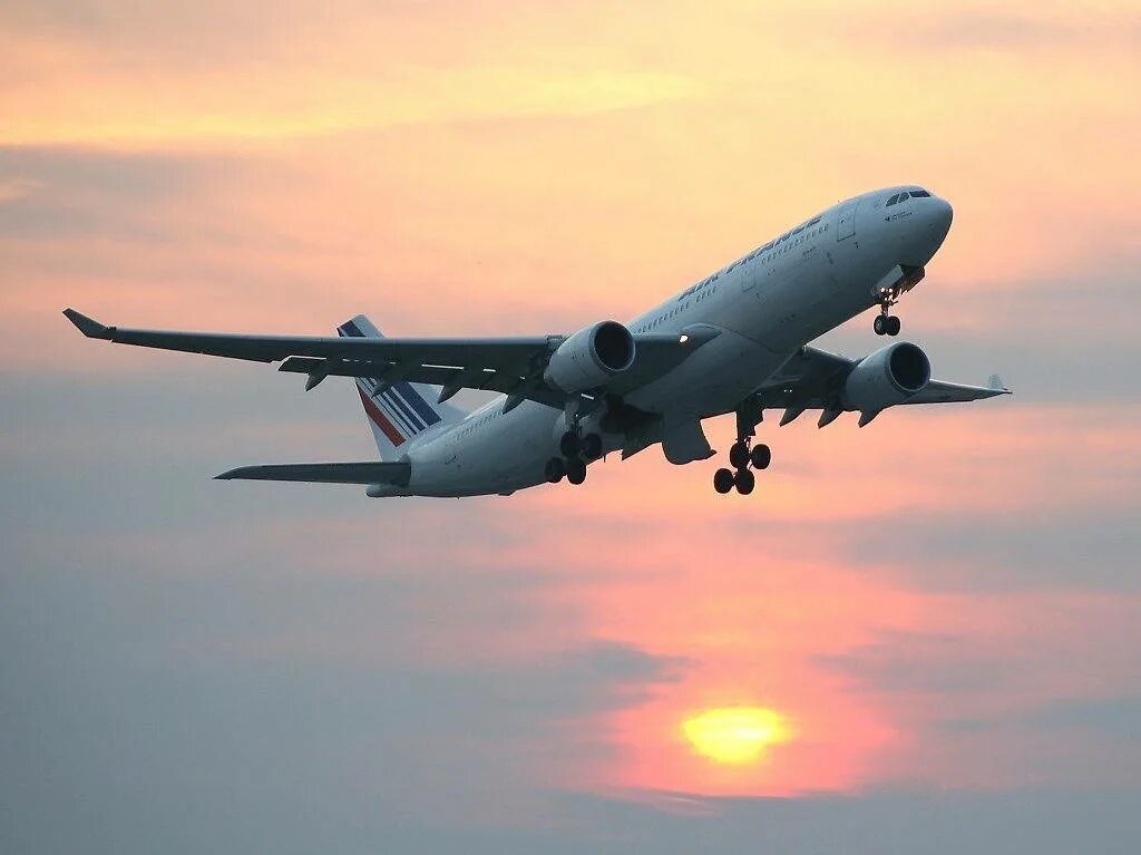 Самолет летит из санкт петербурга. Взлет самолета сбоку. airbus a330-200 air france. f-gzcp airbus a330. аэробус взлетает.