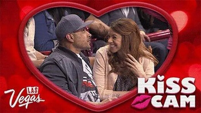 Кисс кам. Kiss cam на матче. Kiss cam на матче. Камера поцелуев на матче. Камера поцелуев.