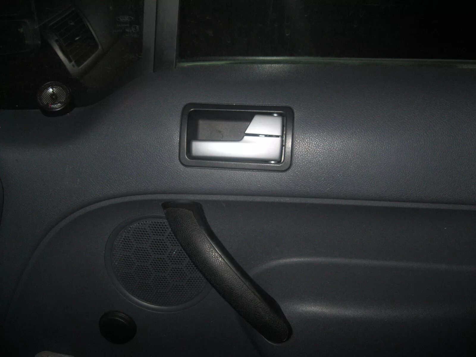 Подсветка ручек дверей Форд фокус 2. Внутрисалонные дверные ручки для Форд Куга 2. Ручка дверей Торнео. Салонная ручка с крючком на Форд фокус 2.