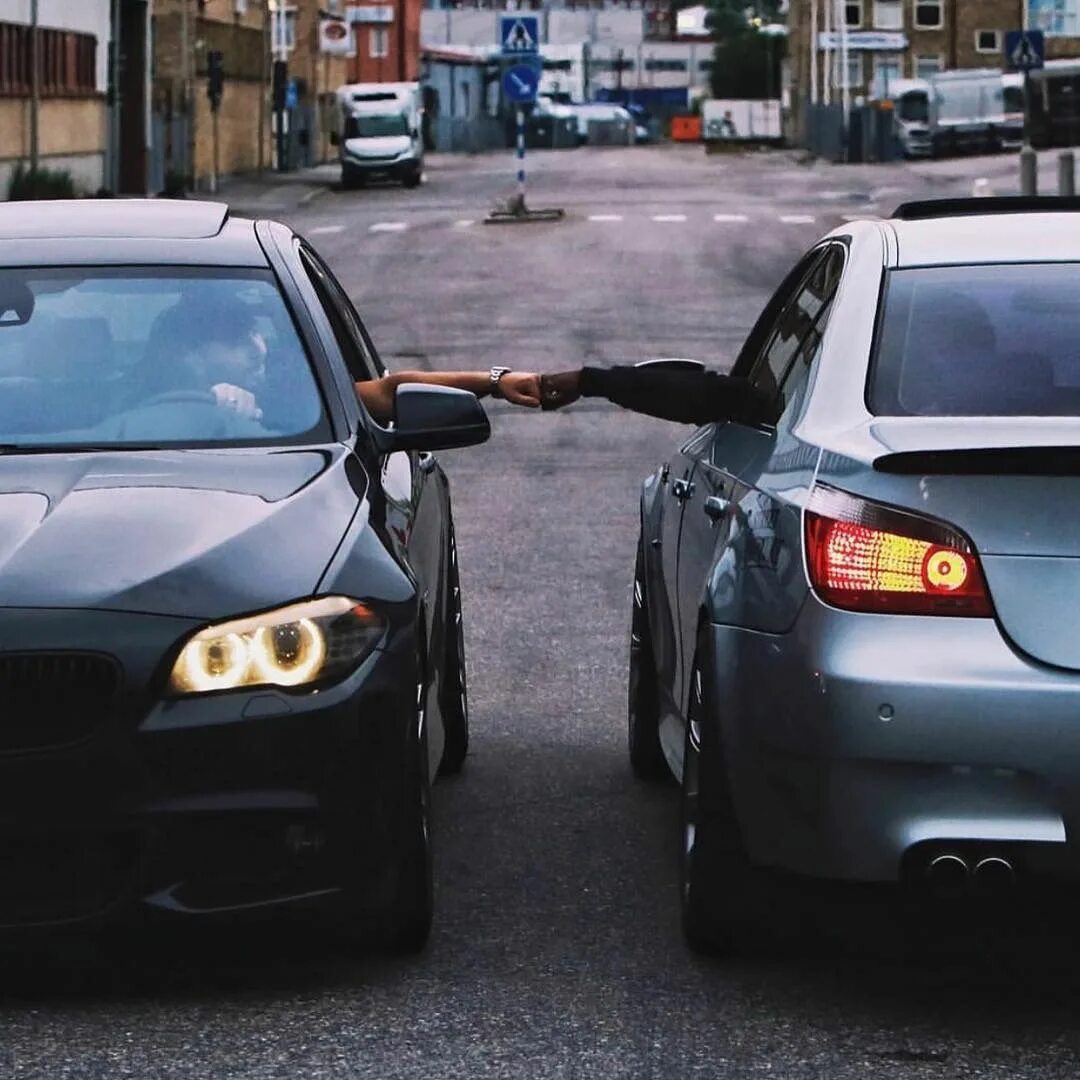 Парные авы бмв. Мерс и бмв братья. e60 vs f10. бмв и мерседес братья. bmw брат.